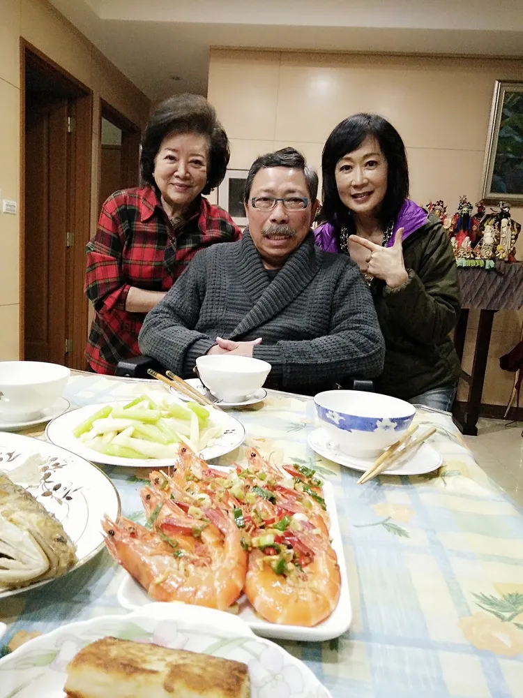 Yuliana手藝非好，當年常做美食給陳松勇（中）和藝人朋友如陳淑芳（左）、資深媒體人粘嫦鈺品嚐。粘嫦鈺提供