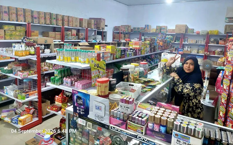 Yuliana在印尼開的雜貨店，品項看起來挺多，規模不小。Yuliana提供
