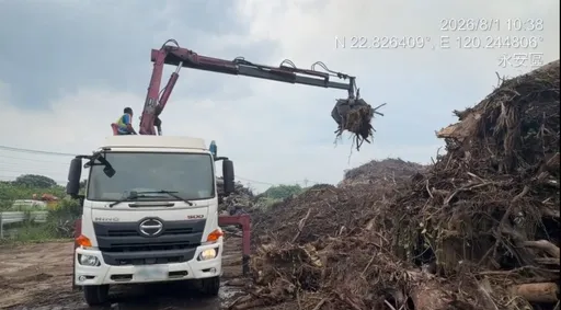 永安農地驚見「廢柴山」！高雄環保局：已移送法辦　要求年底前完成清除
