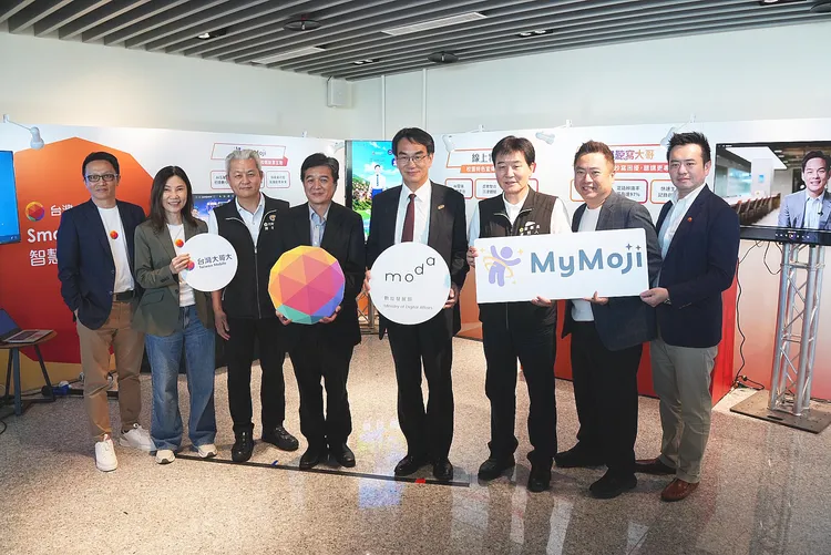 台灣大深化馬祖5G韌性建設，展出四大智慧校園應用。左起：台灣大哥大企業服務企業ICT事業發展處處長丁平顥、台灣大哥大法規暨同業關係副總陳嘉琪、連江縣政府代理秘書長 陳明傑、數發部韌性司司長牛信仁、數位發展部部長林宜敬、連江縣副縣長陳冠人、台灣大哥大技術長室資深處長余福順、台灣大哥大新世代體驗發展處處長陳文振。台灣大哥大提供