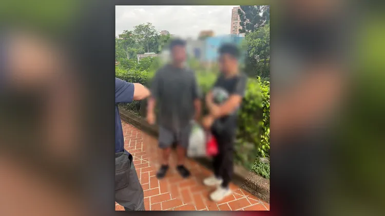 中國2名偷渡客當時落網畫面。翻攝畫面