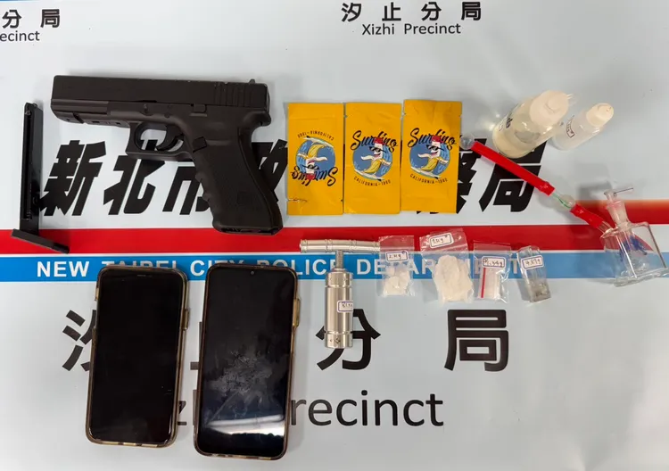 警方於嫌犯車內查獲空氣槍、安非他命、依托咪酯及咖啡包等贓證物。翻攝畫面