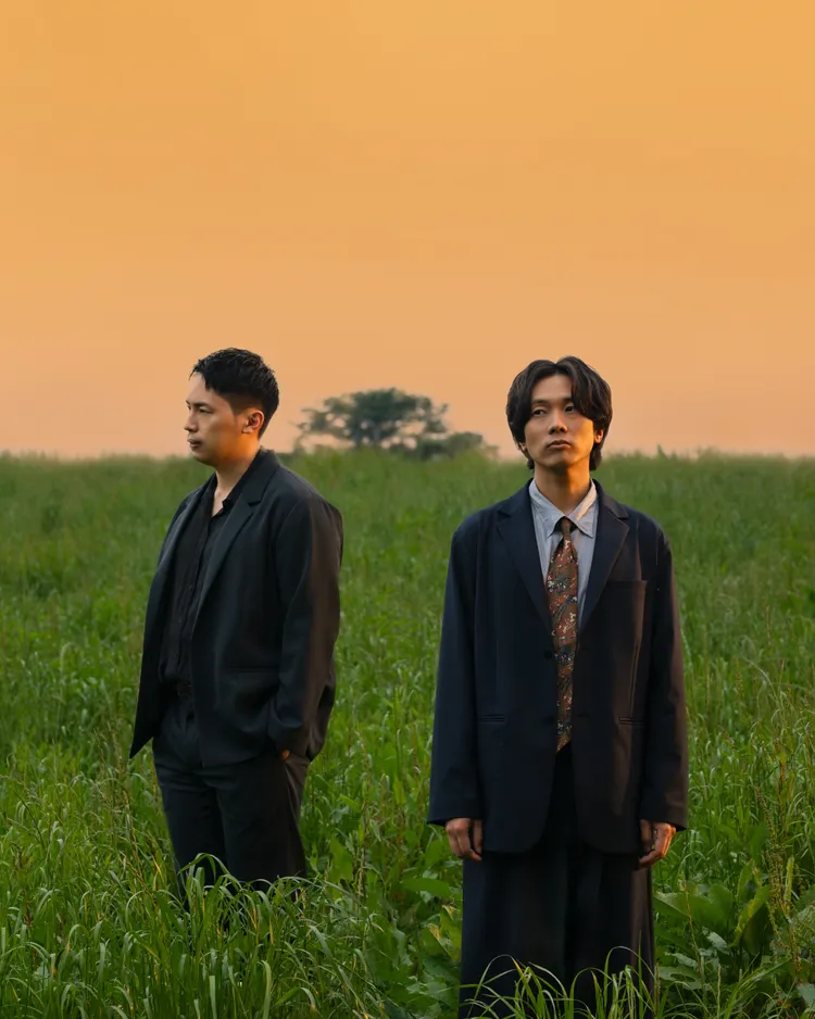 甫木元空（右）和菊池剛組成樂團「Bialystocks」，甫木是主唱和吉他手，菊池是鍵盤手。翻攝X