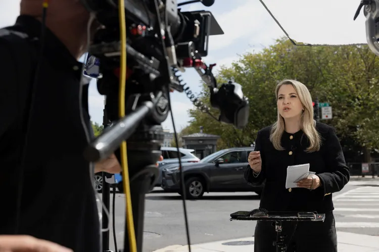 美國總統川普禁止CNN、MS NOW及Politico等3家主要媒體進入白宮後，CNN記者站在華府白宮外的人行道上進行連線報導。路透
