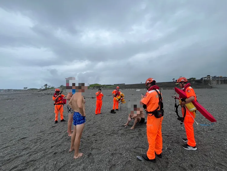 海巡人員發現3外籍遊客在七星潭戲水前往關切。第12岸巡隊提供