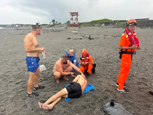 颱風外圍雲系七星潭掀大浪　3外籍遊客下海戲水1人體力不支獲救