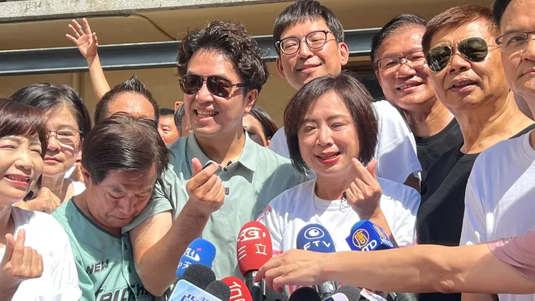 沈伯洋到台中與何欣純合體造勢。鮮明攝