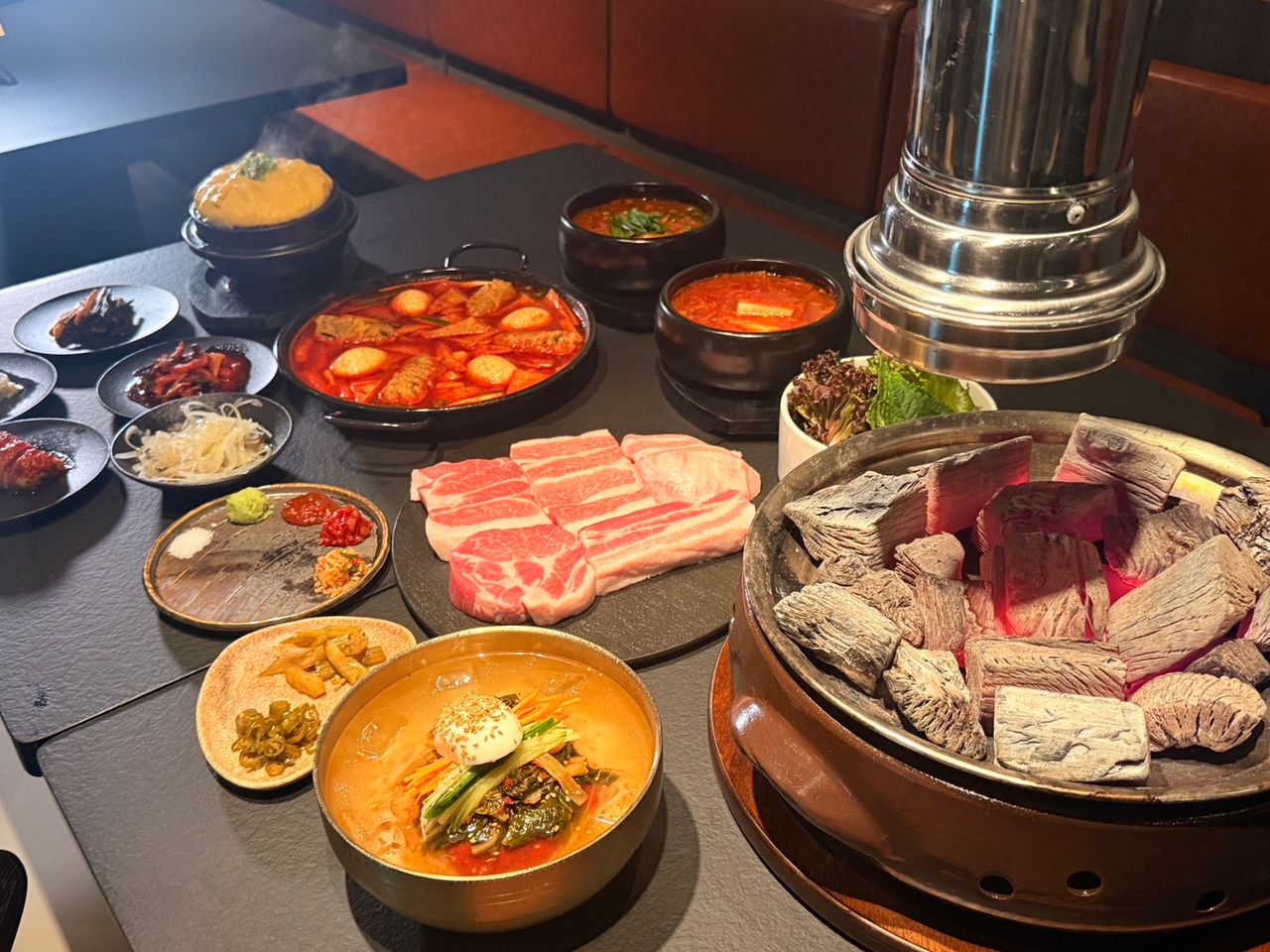 首爾燒肉排隊名店囕盈豚9/12登台 大巨蛋吃得到40年炭火燒肉