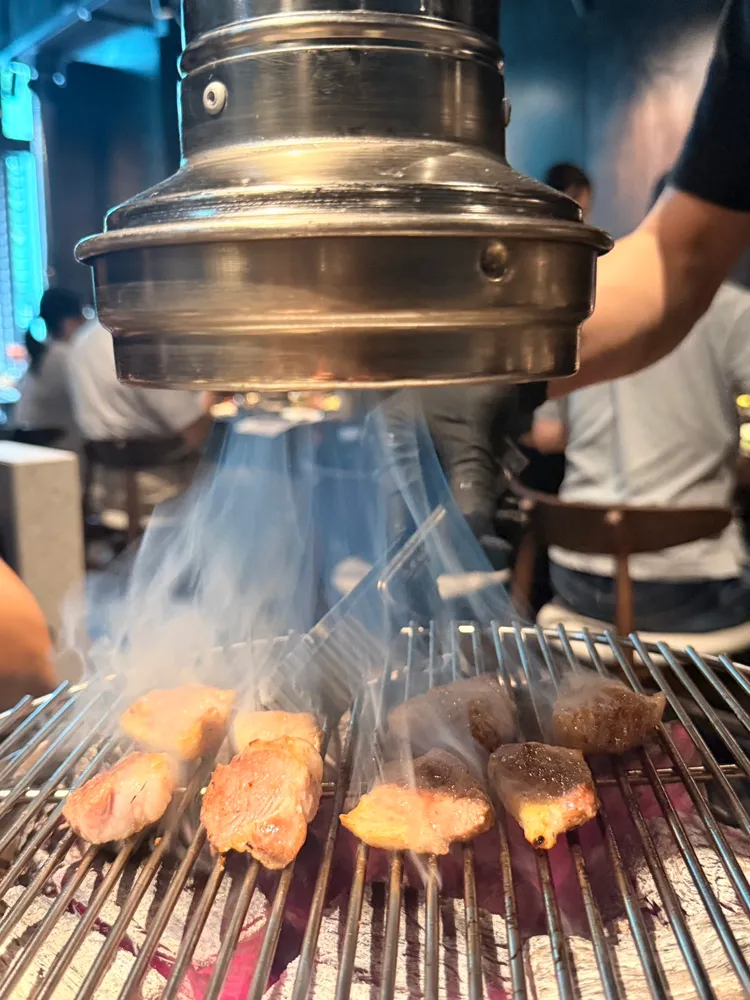 囕盈豚主打炭火直烤，選用高密度、耐燒且火力穩定的炭火，讓肉品在均勻高溫下快速炙燒，鎖住肉汁與鮮味。陳揚盛攝