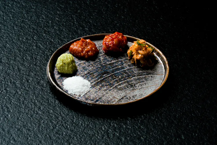 特色佐料提供岩鹽、自製海鮮醬、香香蝦等，可依個人口味自由搭配。開展餐飲集團提供