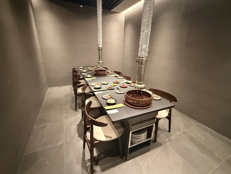 「囕盈豚 NYD Taipei」店內約81坪，共規劃89席座位，另設有10人獨立包廂。陳揚盛攝