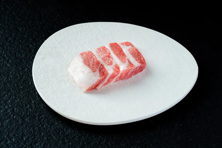 「老饕豬」淡粉色肉質十分吸睛，小火燒烤超美味。開展餐飲集團提供
