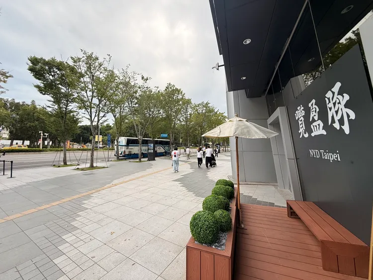 「囕盈豚 NYD Taipei」選址大巨蛋D區臨忠孝東路。陳揚盛攝