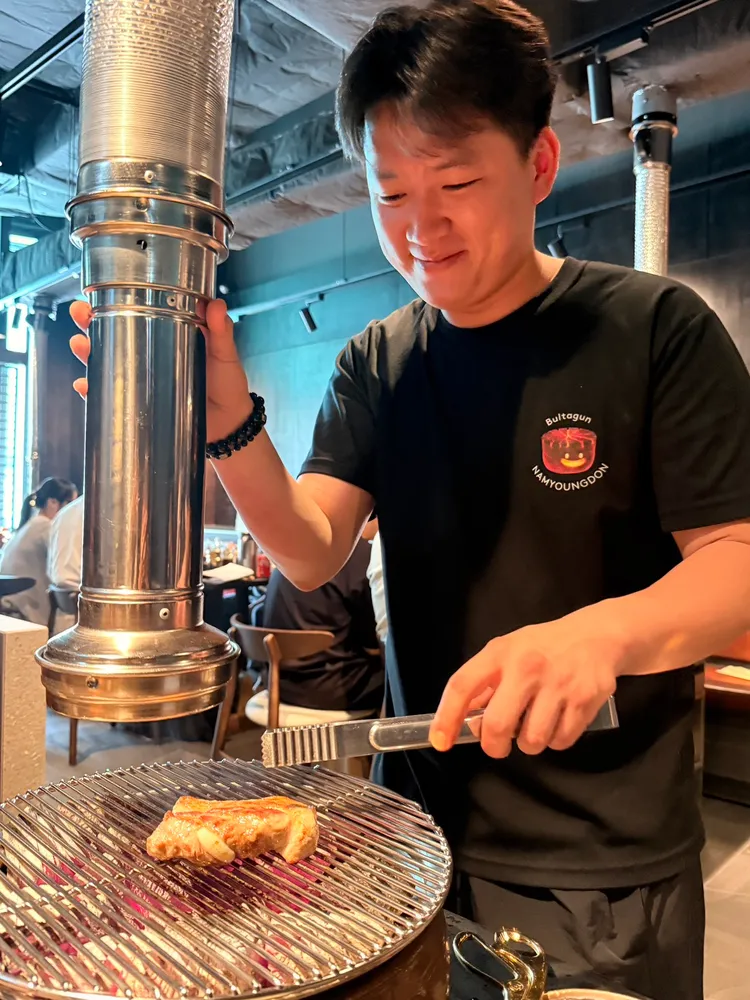 囕盈豚 NYD Taipei延續韓國本店招牌炭火燒烤與專人桌邊代烤。陳揚盛攝
