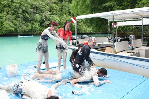 郭泓志全身塗滿火山泥！鬼鬼、莎莎踩背秒變肉墊　畫面全流出