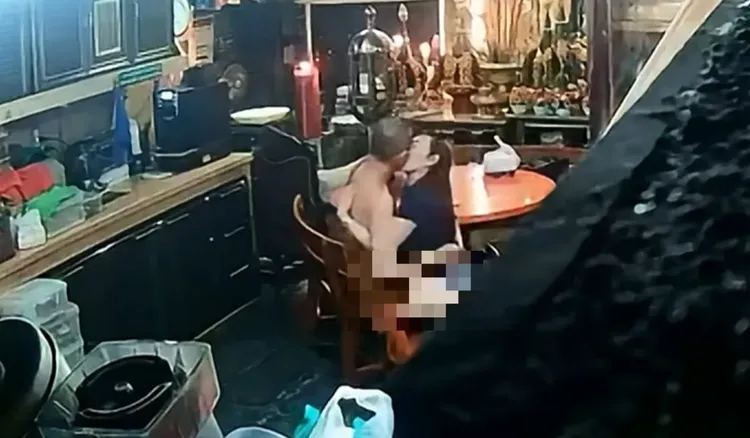住持與女信徒熱情擁吻。翻攝網路