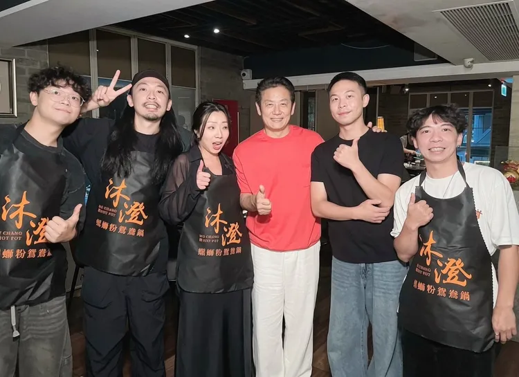 徐乃麟（中）前進火鍋店挑戰素人，沒想到遇上隱藏版高手，開局僅3秒就火速慘輸。大浪娛樂提供