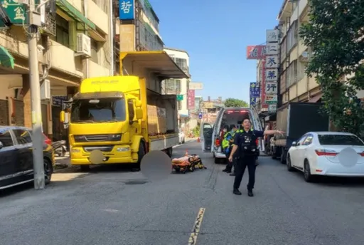台中7旬婦道路操作堆高機　害騎士撞牙叉！頸骨斷裂慘死