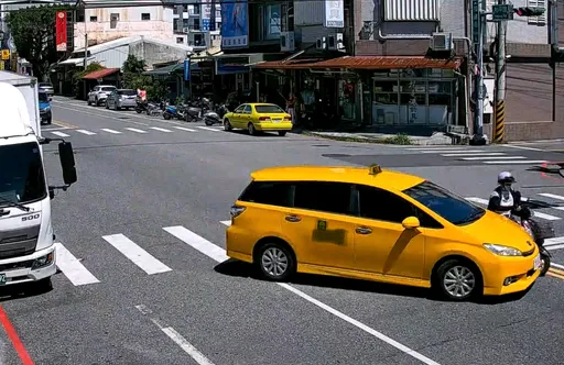 計程車路口迴轉擦撞機車　女騎士倒地遭輾斃