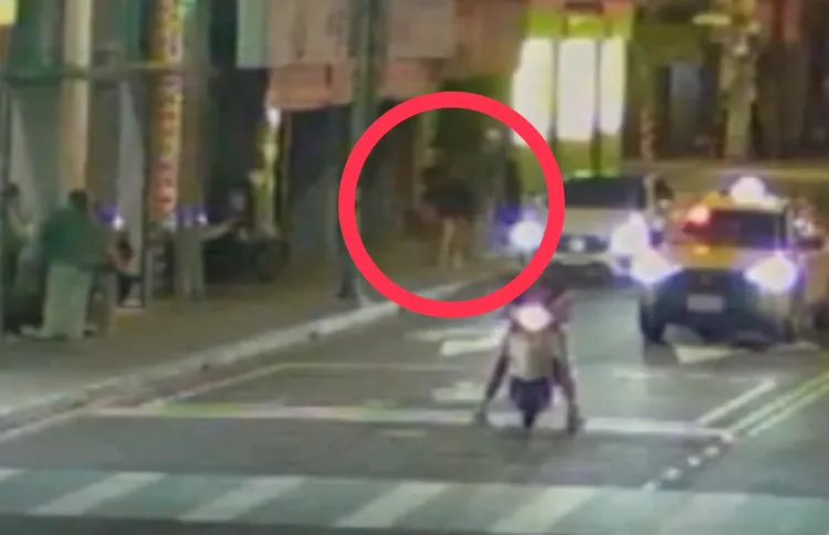 黃男被嫌犯等人以吃飯名義騙出後「請」上車，押往樹林區某民宅囚禁。翻攝畫面