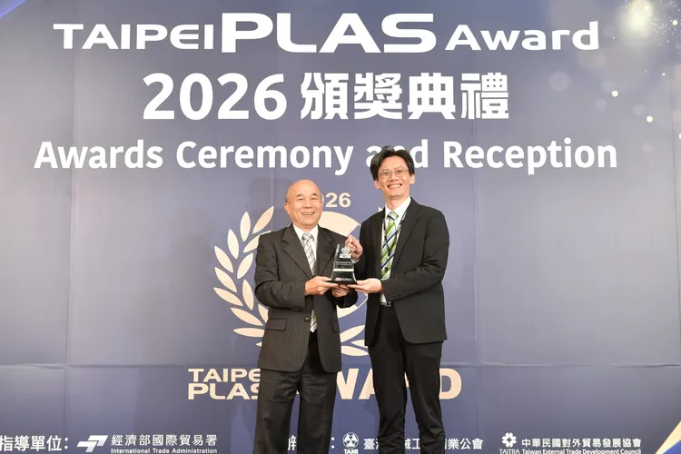 「TaipeiPLAS Award」頒獎共有七大類分別頒發金質獎、銀質獎，圖為富強鑫精密工業獲獎。台灣機械工業同業公會提供