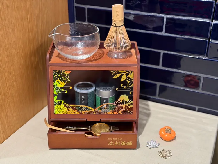 茶櫃內精選辻利茶舗多款風味茶酥、腰果及日常沖泡茶品，將茶點與茶飲收進如小型茶櫃般的禮盒之中。