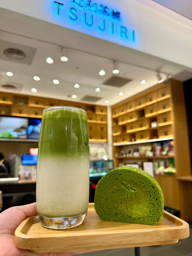 購買「辻利濃茶卷」1片，即贈「辻利抹茶拿鐵」1杯，原價320元，優惠價160元，每日限量20組、每人限購1組。業者提供