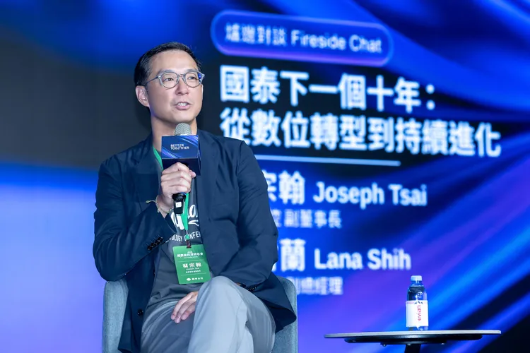 國泰金控副董事長蔡宗翰表示，國泰金控當年開始推動轉型，並非「為數位而數位」，而是察覺到各單位彼此之間需要增進理解，進一步以客戶為中心的角度思考，而運用數位與科技能夠協助公司解決問題與痛點。國泰金控提供
