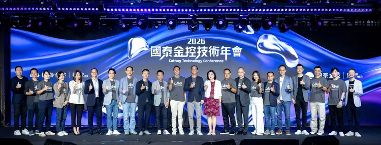 國泰金控今年首度公開以AI Agent打造「數位同事」的創新試驗，實際投入專案進行測試。「數位同事」被賦予特定角色與工作邊界，可自主運用企業知識與工具執行任務，當涉及重要決策、規則確認與例外情境時，則由真人把關判斷與最終決策。從身分權限、企業知識、系統串接、資安監控及稽核軌跡建立完整防線，落實「負責任的AI」。左起：國泰金控副總梁明喬、國泰金控副總劉浩翔。國泰金控提供