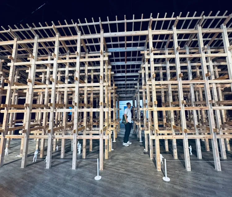 《藤本壯介建築展：原初．未來．森林》透過建築模型、設計手稿、影像及大型裝置，呈現日本建築師藤本壯介的代表作品與創作歷程。業者提供