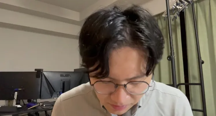 多米多羅多次鞠躬道歉。翻攝多米多羅YT