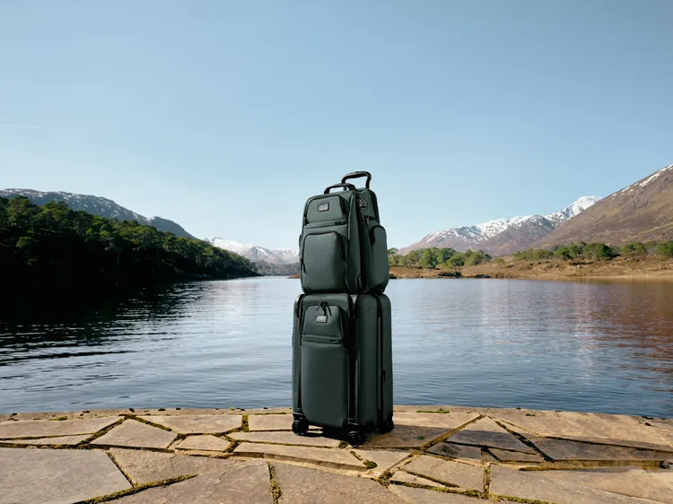TUMI FW26新品TUMI Alpha Brief Pack後背包深松綠，2萬7800元、前開式可擴展國際登機箱深松綠，3萬7400元。品牌提供