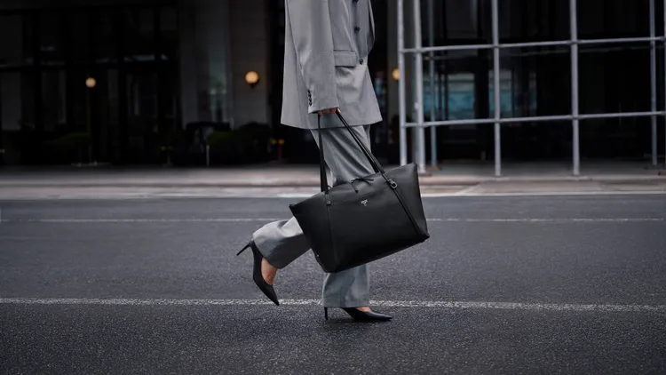 TUMI FW26新品VOYAGEUR系列Q Tote 皮革托特包，1萬8900元。品牌提供