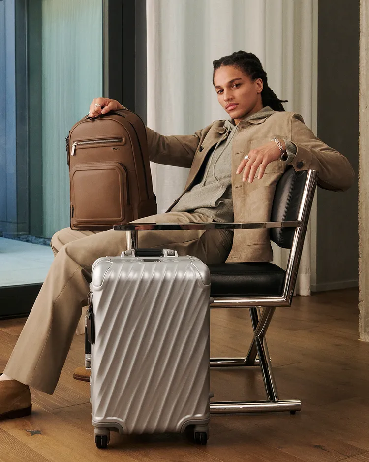 TUMI FW26新品Harrison系列Warren皮革後背包（干邑棕）3萬3600元、19 Degree Aluminum鋁合金系列登機箱。品牌提供