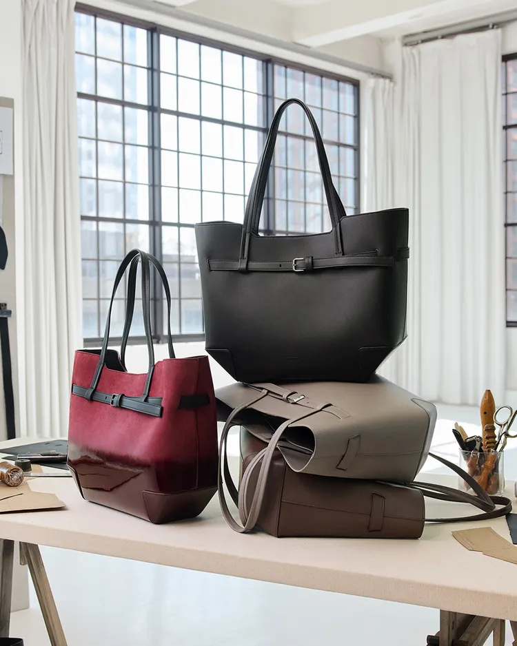 TUMI FW26新品Adatto系列皮革托特包，漸層玫瑰木（左）4萬4000元；黑色、灰褐、沉木棕（右上至右下），各3萬2000元。品牌提供