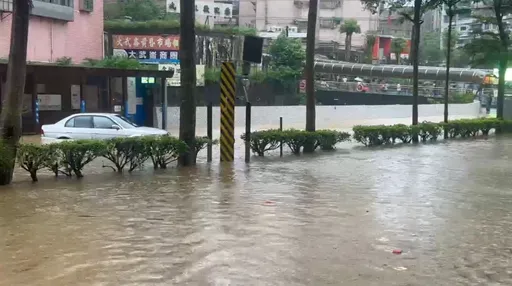 雨彈狂炸基隆！基金一路「  一片汪洋」　童子瑋赴現場勘災