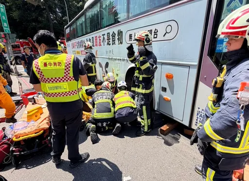 國光客運台中市區輾行人　新加坡女遊客命危搶救中