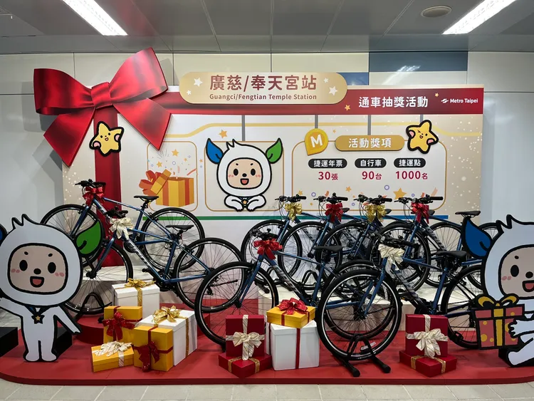 扭蛋活動獎項有華航雙人來回機票及各式家電等。莊宗達攝