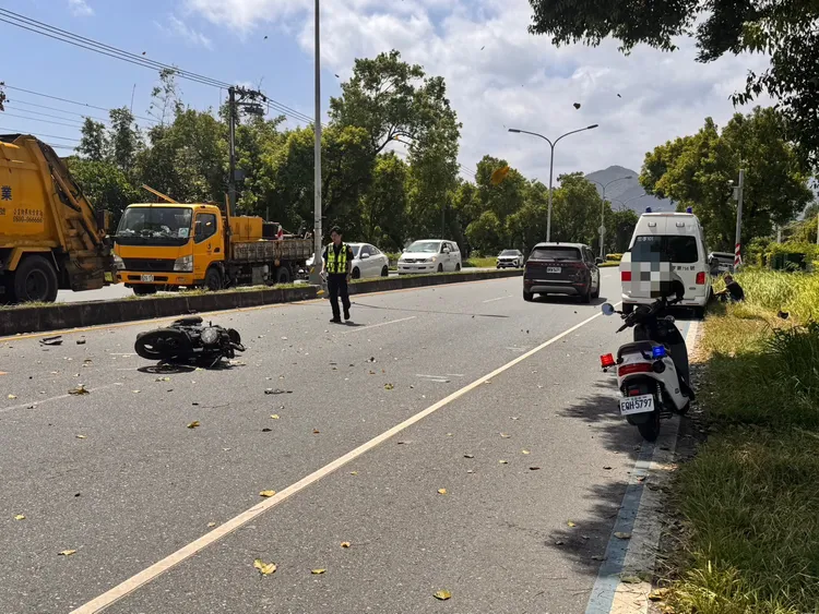 救護車與機車擦撞事故現場。警方提供