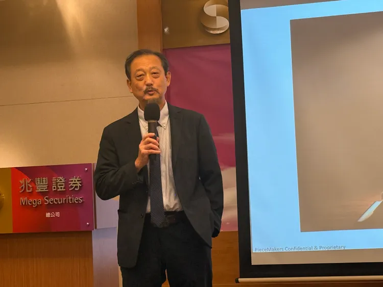 補丁科技董事長丁達剛（右）。呂承哲攝