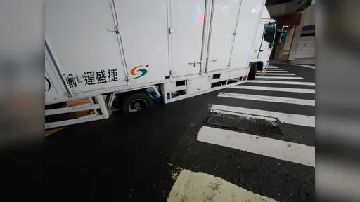 連日大雨台南路面「破洞」　小七補給車「輪陷」了
