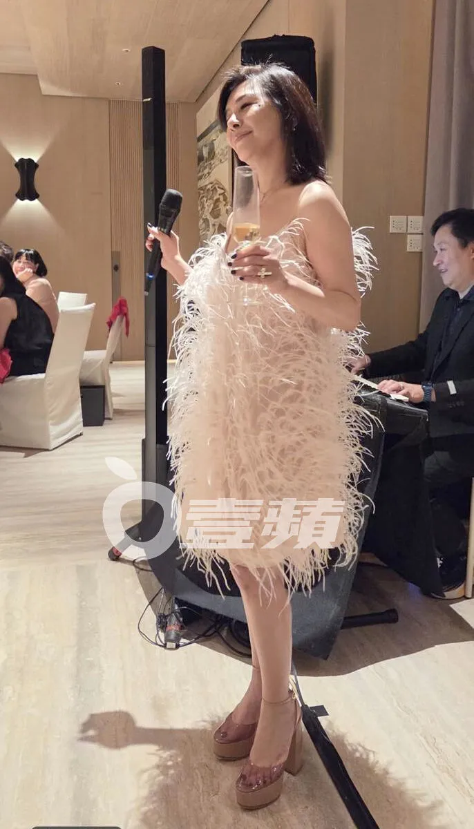 張清芳在壽宴上穿著要價約4萬元的SHARON WAUCHOB粉色羽毛短洋裝。特勤中心攝