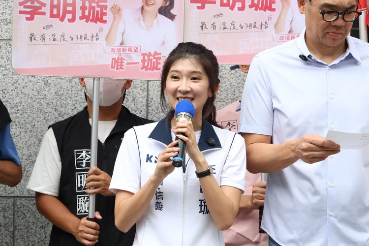 國民黨台北市松山信義區市議員參選人李明璇今（2）日上午正式完成參選登記，國民黨前副主席連勝文特別到場陪同力挺。莊宗達攝