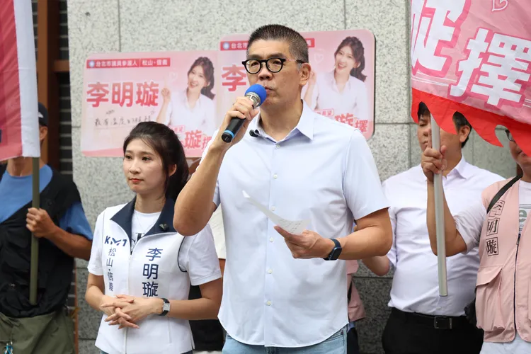 國民黨台北市松山信義區市議員參選人李明璇今（2）日上午正式完成參選登記，國民黨前副主席連勝文特別到場陪同力挺。莊宗達攝