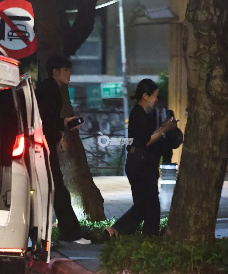 傍晚，蕭敬騰（左）和Summer合體從新光信義傑仕堡搭車，移動到建國北路的萬海私人招待所。特勤中心攝