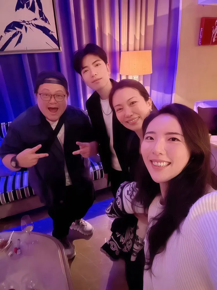 萬海航運董座陳致遠千金Vivian（前）與蕭敬騰和老婆Summer在音樂晚宴上合影。