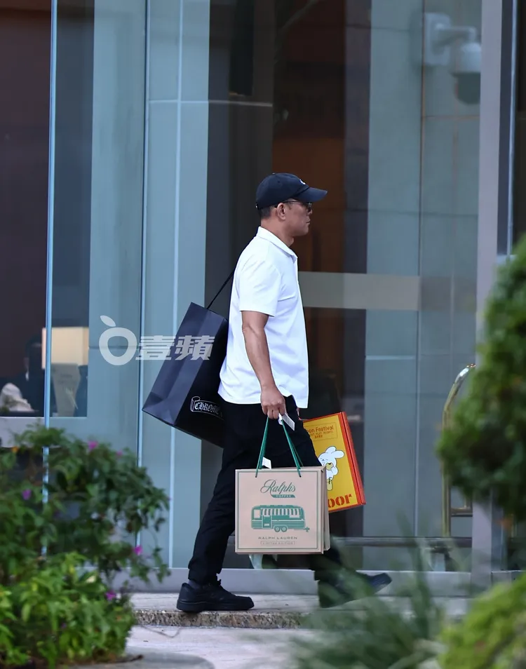 司機幫Summer提克羅心（Chrome Hearts）、Ralph’s Coffee月餅禮盒、貳樓餐廳的匹克球中秋禮盒回到新光信義傑仕堡。特勤中心攝