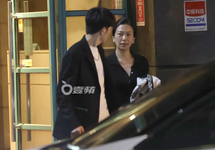 蕭敬騰上車前回頭看著Summer深情對望，十分甜蜜。特勤中心攝