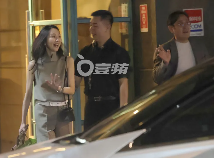 腎臟科名醫葉曙慶（右）及夫人孟潔Cassie Shieh（左）出席萬海航運音樂晚宴。特勤中心攝