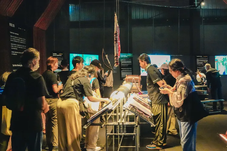 國際生態旅遊代表參觀台灣設計展「原生力」展區，看見泰雅文化如何融入生態旅遊發展。觀光局提供